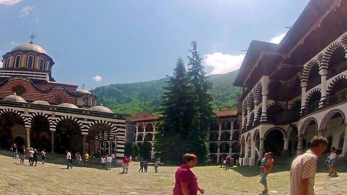 나무 전통 종교 여행 건축양식 하늘 미술 사람 건물 장식 교회 여행객 중세 재산 성자 수도원 동쪽 랜드마크 발칸반도 불가리아 옛날 패닝샷 회랑 HD 타임랩스 MOV 해외동영상 클립영상 식물 건축물 건축 종교건축 문화예술 촬영기법 금융 복도 역사 방향 동영상 파일형식 남유럽