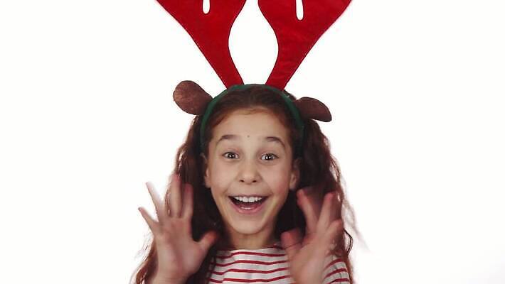 스튜디오촬영 여자 행복 어린이 크리스마스 겨울 가족 휴가 사슴 새해 기념 뿔 실내 선물 한명 미소 웃음 장식 빨간색 초록색 장난감 산타클로스 파티 머리 축제 어둠 기쁨 흰색 축하 시간 12월 피부 만족 흰배경 가면무도회 무료 크리스마스이브 4K MOV 해외동영상 클립영상 1 계절 기념일 감정 컬러 백그라운드 컨셉 포유류 관계 표정 사람 이벤트 내부 신체부위 날짜 동영상 무도회 파일형식