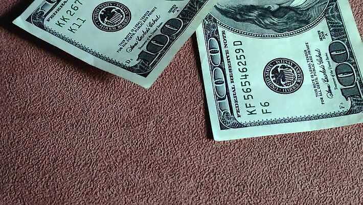 손 응시 행복 백그라운드 지폐 돈 비즈니스 탁자 성공 앉기 사람없음 내부 금융 달러 검은색 이탈리아 거래 잡기 비즈니스맨 범죄 재산 떨어짐 주기 복고 뇌물 단검 깡패 고립 마피아 불법 승자 옛날 많음 4K MP4 해외동영상 클립영상 시선 남자 감정 유럽 무기 컬러 가구 컨셉 모션 신체부위 경제 직장인 검 동영상 파일형식