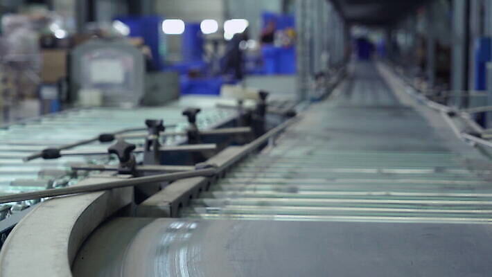 옷 산업 비즈니스 포장 공장 모션 선물 사람없음 파란색 상자 화물 벨트 제조 상품 나무상자 배송 온라인 판지 컨베어밸트 4K MOV 해외동영상 클립영상 잡화 컬러 공업 기계 운송업 동영상 파일형식