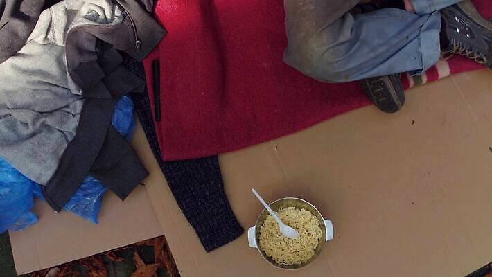 포스터 거리 돌담 기술 한명 앉기 야외 노트북 추위 타이핑 잡기 도시 닫기 가난 버리기 사인 리빙 중독 판지 거지 구걸 노숙자 무료 헬프 4K MP4 해외동영상 클립영상 1 컨셉 모션 사람 전자제품 담장 돌_바위 도움 동영상 파일형식