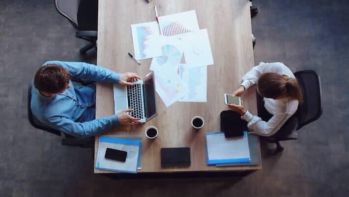 백인 직업 남자 2 회사 비즈니스 사람 두명 사무실 자료 업무 비즈니스맨 비즈니스우먼 작업실 계획 책상 4K MOV 해외동영상 클립영상 서양인 여자 가구 컨셉 작업 직장인 동영상 파일형식