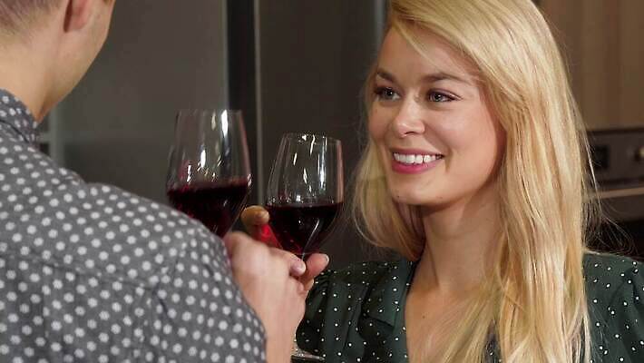 라이프스타일 커플 기념일 행복 음료 가족 관계 남편 부동산 휴가 휴식 아파트 주택 기념 함께함 발렌타인데이 사랑 요리 미소 두명 빨간색 파티 와인 저녁식사 낭만 축하 알코올 아내 날짜 우아함 저녁 열정 주말 대여 렌탈 핸드메이드 4K MOV 해외동영상 클립영상 감정 컬러 컨셉 데이이벤트 주류 표정 사람 이벤트 건물 생활 식사 재산 야간 동영상 파일형식