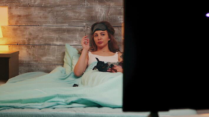 동물 응시 감정 얼굴 휴식 주택 실내 사람 앉기 성인 세명 소파 쌓기 텔레비전 어둠 침실 방 침대 관찰 개 야간 저녁 무서움 필름 손목시계 영화 충격 멀리 주인 반응 제어 취침시간 호러 4K MOV 해외동영상 클립영상 자연요소 시선 시계 가구 컨셉 의자 장신구 포유류 모션 문화예술 내부 건물 신체부위 전자제품 공포 동영상 파일형식