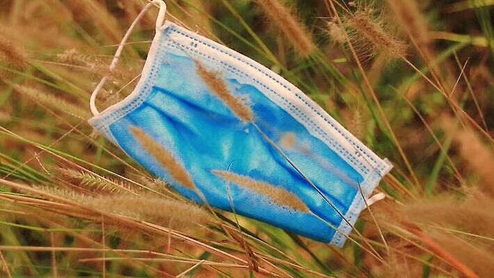 마스크 사람없음 야외 건강관리 환경 손상 환경오염 오염 쓰레기 폐기물 위험 사회이슈 문제 낭비 부주의 생태학 위생관리 전염병 코로나바이러스 뉴노멀 MP4 해외동영상 클립영상 교육 컨셉 건강 관리 경제 바이러스 질병 동영상 파일형식