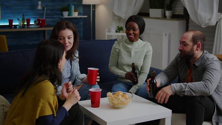 행복 음악 음식 흑인 거실 통신 유리 함께함 말하기 대화 웃음 사람 30대 친구 소파 파티 우정 모임 마시기 알코올 잡기 야간 연결 건배 주말 테이크아웃 나눔 다민족 소셜 채팅 유흥 혼혈 사교적 4K MOV 해외동영상 클립영상 자연요소 서양인 감정 컨셉 의자 관계 모션 재질 문화예술 표정 이벤트 장년 다문화 동영상 파일형식