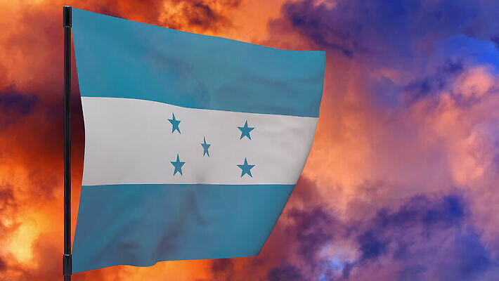 배너 물결 하늘 불 바람 사람없음 빨간색 일몰 깃발 연기 깃대 봉 온두라스 위기 재앙 전국 4K MOV 해외동영상 클립영상 자연요소 컬러 날씨 노을 중앙아메리카 동영상 파일형식