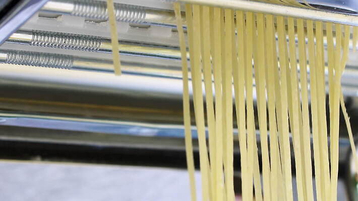 손 여자 줄 음식 빵 탁자 추상 주택 건조 파스타 건강 스파게티 관리 사람 사람없음 햇빛 노란색 기계 이탈리아 면 업무 수프 자르기 시리얼 국수 반죽 만들기 밀가루 라비올리 라자냐 마카로니 이스트 특별함 핸드메이드 토르텔리니 4K MOV 해외동영상 클립영상 유럽 컬러 가구 컨셉 무늬 모션 서양음식 건물 신체부위 태양 면류 작업 이탈리아음식 가루 동영상 파스타면 파일형식