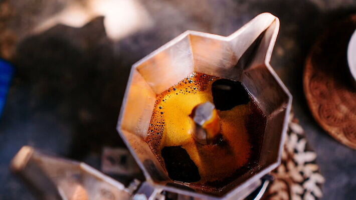 전통 문화 커피 음료 아침 사람없음 가로 갈색 금속 주방 이탈리아 카페 장비 신선 뜨거움 액체 클래식 아침식사 냄비 더위 오브젝트 준비 이탈리아문화 복고 만들기 아로마 에스프레소 따뜻한음료 모카 블랙커피 양조 철강 카페인 MOV 해외동영상 클립영상 주간 유럽 컬러 컨셉 모션 재질 날씨 상점 식사 솥 동영상 유럽문화 파일형식