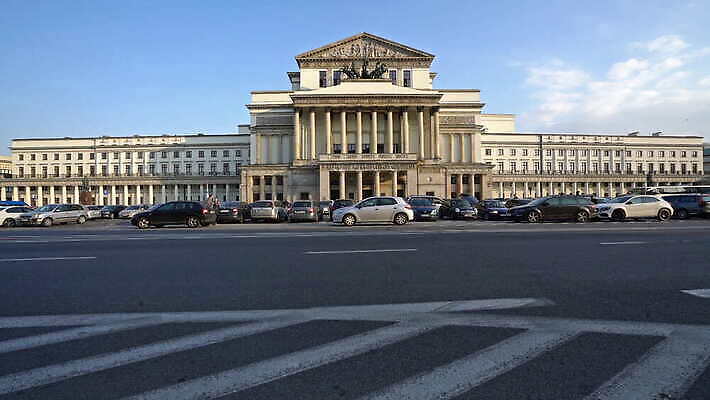 구름 외관 유럽 문화 여행 건축양식 난간 자동차 미술 사람없음 건물 도시풍경 조각상 기둥 도시 역사 재산 큼 극장 묘사 2015년 광택 타운 폴란드 랜드마크 수도권 옛날 오페라 전국 바르샤바 스타일 4K MOV 해외동영상 클립영상 자연요소 건축물 건축 나라 육상교통 문화예술 풍경 금융 조형물 크기 연도 지역 동영상 파일형식