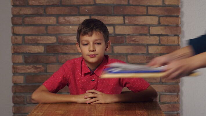 백인 감정 어린이 남학생 비즈니스 한명 소년 단어 기록 9 던지기 종업원 버리기 직원 즐거움 이젤 화이트보드 패드 심각 인원 정중 채용 필기체 4K MOV 해외동영상 클립영상 서양인 직업 문자 1 학생 남자 컨셉 모션 사람 숫자 미술도구 동영상 파일형식