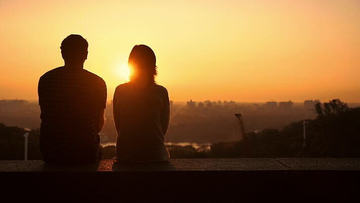 커플 여자 남자 가족 키스 함께함 파노라마 사랑 앉기 풍경 두명 뒷모습 친구 햇빛 머리 일출 황혼 일몰 새벽 관찰 잡기 도시 점 날짜 저녁 어깨 그림 팔 동반자 수평선 동정 4K MOV 해외동영상 클립영상 자연요소 감정 뷰포인트 컨셉 관계 모션 촬영기법 사람 신체부위 태양 노을 야간 애정표현 동영상 파일형식
