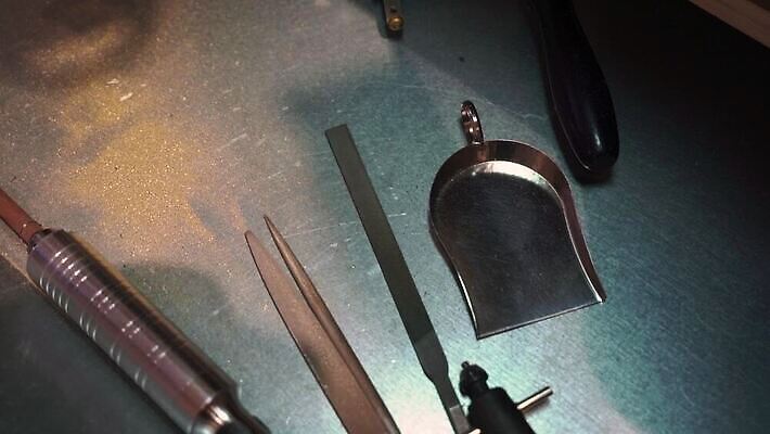 백인 직업 손 디자인 산업 장신구 공장 불 불꽃 노동자 기술 관리 창조 사람없음 빛 금속 장비 공구 반지 잡기 업무 작업실 황금 고급 수리 제조 은색 상품 보석 만들기 다이아몬드 고정 닦기 판화 공예가 백금 MOV 해외동영상 클립영상 자연요소 서양인 컬러 컨셉 공업 모션 재질 미술 신체부위 도구 작업 광석 동영상 파일형식