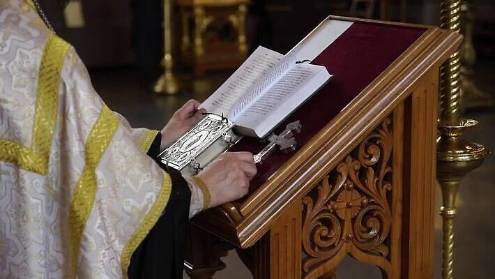 전통 손 기독교 종교 결혼 십자가 실내 사람 내부 책 교회 믿음 성경 기도 예수 의식 아빠 황금 성자 성직자 심볼 연습 묘사 서비스 신성 덩어리 교황 성찬식 성체 신앙심 MOV 해외동영상 클립영상 감정 종교용품 가족 종교건축 이벤트 건물 신체부위 신_종교 동영상 파일형식