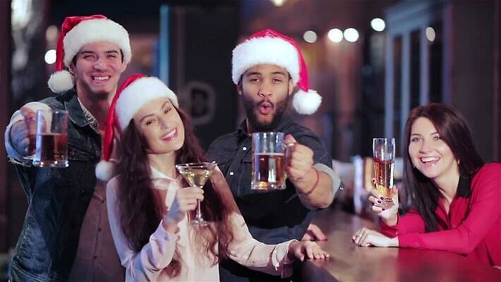 행복 음료 셔츠 크리스마스 회사 산타모자 응원 새해 기념 맥주 함께함 실내 미소 여러명 친구 축구 텔레비전 우정 마시기 축하 알코올 관찰 바 4 그룹 라이벌 만취 시끄러움 다민족 소통 타종 MP4 해외동영상 클립영상 모자_잡화 기념일 감정 다수 컨셉 상의 비즈니스 관계 모션 주류 표정 사람 내부 전자제품 숫자 구기 종 동영상 술취함 파일형식