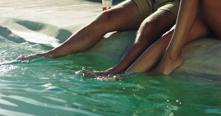 백인 커플 여자 남자 음료 여행 가구 의자 아프리카 청소년 리조트 휴가 휴식 수영장 함께함 앉기 20대 성인 야외 두명 물 30대 관광지 마시기 휴양지 남아프리카 케이프타운 성인여자만 혼혈 4K 틸트업 MOV 해외동영상 클립영상 자연요소 서양인 나라 생활용품 컨셉 관계 모션 촬영기법 사람 청년 장년 장소 다문화 동영상 남아프리카공화국 여자만 성인만 파일형식