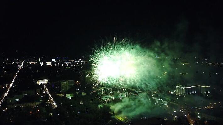 행복 도로 여행 백그라운드 건축양식 하늘 불 휴가 조명 새로움 기념 폭죽 안테나 이벤트 사람없음 빛 강 도시풍경 컬러풀 파티 검은색 축제 축하 도시 정상 야간 저녁 폭발 연도 스카이라인 드론 카자흐스탄 알마티 MP4 해외동영상 클립영상 자연요소 건축 감정 아시아 길 컬러 컨셉 통신 교통시설 풍경 동영상 파일형식