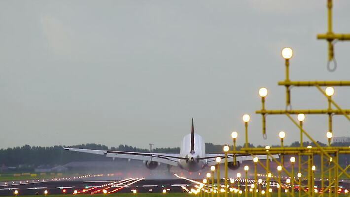 산업 여행 날개 회사 비즈니스 교통시설 비행기 사람없음 맑음 공항 항공 네덜란드 상업 활주로 제트기 승객 우주산업 느림 암스테르담 대패 착륙 접근 항공사 지상주행 유도로 MOV 해외동영상 클립영상 유럽 길 교통 항공교통 날씨 대중교통 우주 시설 동영상 파일형식