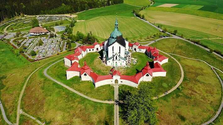 외관 별 기독교 종교 벽 여행 십자가 건축양식 안테나 사람없음 건물 초록색 교회 천주교 세계문화유산 역사 재산 체코 수도원 천연기념물 고딕 공화국 랜드마크 바로크 보헤미아 순례 순례자 옛날 특별함 모라비아 4K MP4 해외동영상 클립영상 자연요소 건축물 건축 유럽 나라 컬러 컨셉 통신 종교건축 금융 문화재 동영상 파일형식