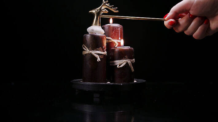 백그라운드 촛불 사슴 실내 검은색 어둠 연기 고립 4K MOV 해외동영상 클립영상 컬러 초 포유류 내부 동영상 파일형식