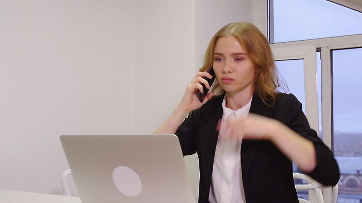 직업 여자 감정 비즈니스 통신 탁자 모바일 노동자 스트레스 대화 한명 사람 스마트폰 사무실 외침 분노 표현 업무 비즈니스우먼 좌절 충돌 종업원 전화기 스마트 경영자 리더 부름 시끄러움 비서 문제 말다툼 나쁜 비명 4K MOV 해외동영상 클립영상 1 가구 컨셉 모션 말하기 핸드폰 스마트기기 소리 작업 직장인 싸움 동영상 파일형식