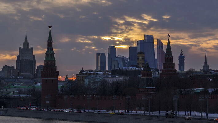 구름 여행 겨울 비즈니스 건축양식 자동차 하늘 사람없음 건물 강 도시풍경 태양 탑 맑음 일몰 봄 도시 센터 저녁 러시아 스카이라인 랜드마크 모스크바 크렘린궁전 4K 타임랩스 MOV 해외동영상 클립영상 자연요소 건축물 계절 건축 유럽 육상교통 날씨 촬영기법 풍경 노을 궁전 야간 동영상 크렘린 파일형식