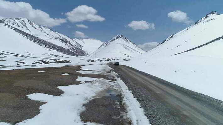 도로 여행 겨울 자동차 하늘 산 안테나 사람없음 파란색 계곡 맑음 정상 큼 고도 상승 통과 절정 눈내림 키르기스스탄 접근 4K 설정숏 MOV 해외동영상 클립영상 계절 길 육상교통 컬러 컨셉 통신 교통시설 날씨 눈_날씨 촬영기법 크기 동영상 중앙아시아 파일형식