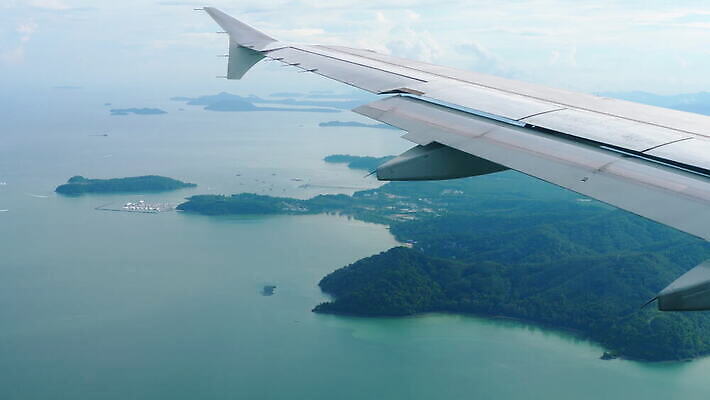 구름 바다 섬 여행 백그라운드 날개 교통시설 태국 자연 하늘 비행기 안테나 풍경 사람없음 야외 물 파란색 우주 흰색 정상 대패 안다만 푸켓 수평선 4K MOV 해외동영상 클립영상 자연요소 아시아 컬러 교통 통신 항공교통 대중교통 시설 생태계 동영상 파일형식
