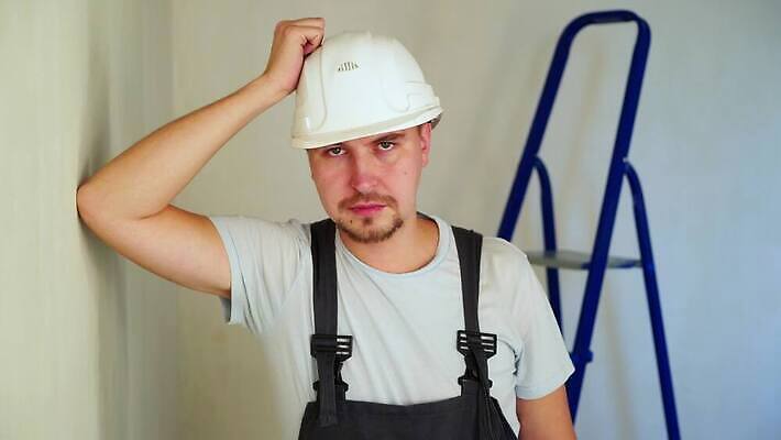 백인 직업 모자 남자 감정 산업 벽 유니폼 건축양식 사다리 노동자 아파트 주택 직장 한명 사람 건물 분노 흰색 공구 업무 엔지니어 플랫 수리 보호 감독 계획 안전모 헬멧 건축가 땅 공학 건축업자 계약자 복원 4K MOV 해외동영상 클립영상 서양인 1 건축물 잡화 옷 교육 건축 컬러 컨셉 회사 도구 작업 기술자 안전장비 보호장비 계약 동영상 파일형식