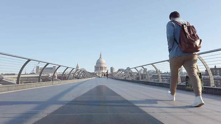 주간 유럽 도로 길 여행 건축양식 난간 아침 영국 잉글랜드 거리 야외 건물 강 도시풍경 햇빛 성당 교회 탑 금속 발코니 도시 고가도로 보행자 런던 스카이라인 동영상 랜드마크 템스강 4K MOV 해외동영상 클립영상 자연요소 건축물 건축 나라 종교건축 교통시설 재질 풍경 태양 고속도로 파일형식