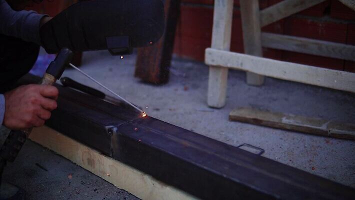 직업 산업 포즈 장갑 공장 자동차 불 불꽃 노동자 가면 안전 금속 기계 장비 공구 녹음 업무 뜨거움 작업실 연기 제조 연결 자르기 만들기 공학 국회 공예가 용접 용접공 자동 철강 화상 4K MP4 해외동영상 클립영상 자연요소 잡화 교육 육상교통 공업 모션 재질 도구 기록 작업 상처 동영상 파일형식