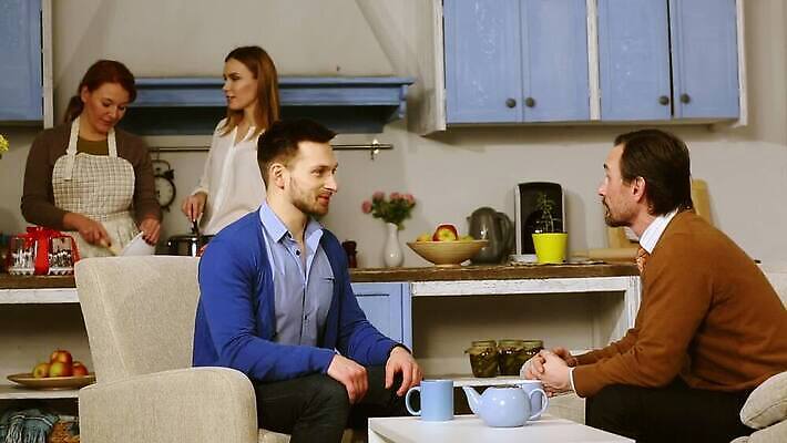 라이프스타일 커플 행복 의자 가족 관계 엄마 아파트 주택 함께함 실내 따뜻함 대화 미소 사람 여러명 성인 내부 일상 주방 저녁식사 모임 만남 아빠 플랫 방문 약혼 세대 MP4 해외동영상 클립영상 감정 가구 다수 결혼 컨셉 표정 말하기 건물 라이프 생활 식사 약속 동영상 파일형식