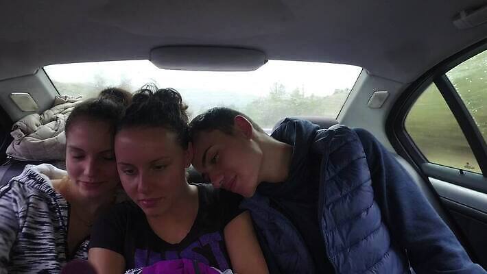 백인 라이프스타일 여자 남자 딸 행복 도로 어린이 여행 의자 가족 자동차 함께함 3 사랑 미소 웃음 소년 세명 스마트폰 핸드폰 여행객 카메라 기쁨 꿈 운전 고속도로 고급 승차 셀프카메라 그림 출퇴근 통근 4K MP4 해외동영상 클립영상 서양인 감정 길 육상교통 가구 컨셉 비즈니스 관계 교통시설 모션 표정 사람 생활 전자제품 스마트기기 사진촬영 출근 동영상 파일형식