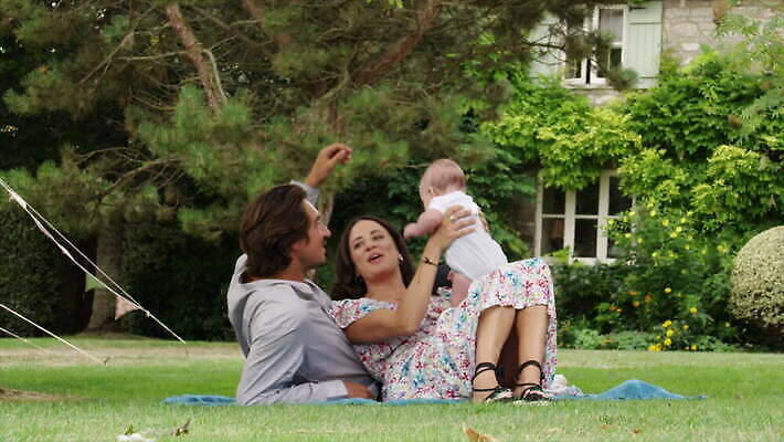 나무 커플 가족 놀이 휴가 휴식 영국 함께함 야외 캐주얼 세명 부모 눕기 정원 아기 잡기 시작 돌봄 성인여자만 4K 락다운 MOV 해외동영상 클립영상 식물 옷 유럽 컨셉 관계 모션 사람 동영상 여자만 성인만 파일형식