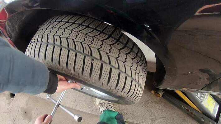 백인 손 산업 부분 교통시설 자동차 실내 안전 기계 바퀴 센터 작업실 변화 수리 역 브레이크 묘사 서비스 타이어 볼트 시스템 고정 정비공 유지 패드 교체 단절 자동 제어 차고 캘리퍼스 4K MP4 해외동영상 클립영상 서양인 육상교통 교통 컨셉 내부 신체부위 공구 기술자 시설 동영상 파일형식