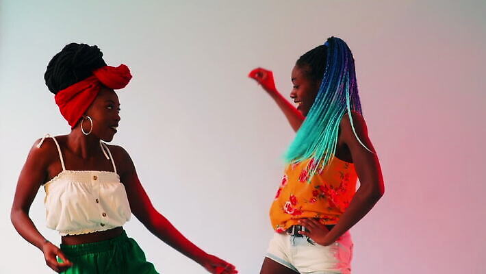 스튜디오촬영 라이프스타일 긴머리 웰빙 여자 음악 가족 관계 청소년 미소 웃음 20대 두명 10대 빨간색 뷰티 우정 활발 연주자 댄서 에너지 신선 유머 정상 언니 터번 장식술 성인여자만 MOV 해외동영상 클립영상 직업 헤어스타일 감정 컬러 컨셉 문화예술 실내 표정 사람 청년 생활 장식 친구 음악가 자매 머리장식 동영상 여자만 성인만 파일형식