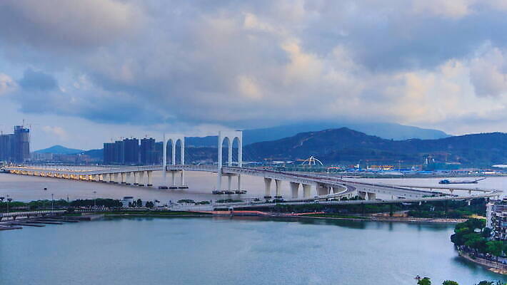 모양 구름 공공시설 산업 바다 여행 백그라운드 이동 건축양식 교통시설 자동차 하늘 아침 날씨 풍경 사람없음 야외 건물 경제 도시풍경 햇빛 반사 탑 중국 새벽 도시 도심 타운 랜드마크 마카오 절정 4K 타임랩스 MOV 해외동영상 클립영상 주간 자연요소 건축물 건축 아시아 육상교통 교통 컨셉 촬영기법 태양 시설 동영상 파일형식