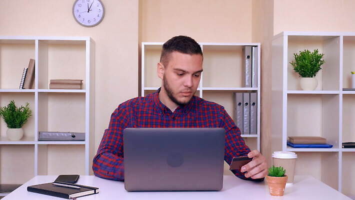 라이프스타일 남자 돈 인터넷 비즈니스 통신 표면 기술 한명 미소 금융 경제 쇼핑 독서 스크린 터치 공구 업무 신용카드 이메일 구매 연결 무선전화기 고객 와이파이 나눔 소매 온라인 전자상거래 소셜 힙스터 4K MOV 해외동영상 클립영상 1 패션 표정 사람 생활 도구 작업 재산 전화기 무선인터넷 동영상 파일형식