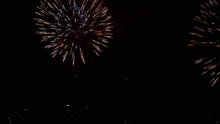 기념일 여행 백그라운드 하늘 불 휴가 불꽃 기념 폭죽 불꽃놀이 이벤트 사람없음 빨간색 물 빛 강 컬러풀 파티 축제 기쁨 축하 도시 야간 저녁 쇼 경례 스카이라인 광 크리스마스이브 4K MOV 해외동영상 클립영상 자연요소 감정 컬러 컨셉 크리스마스 놀이 인사 밤 동영상 파일형식
