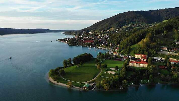 나무 유럽 호수 여행 자연 하늘 산 독일 파노라마 사람없음 야외 물 파란색 관광지 교회 마을 보트 언덕 장면 타운 바이에른 바이에른사람 산맥 4K MOV 해외동영상 클립영상 자연요소 식물 나라 컬러 배_교통 종교건축 촬영기법 건물 도시 생태계 동영상 파일형식