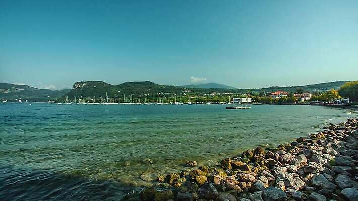 구름 유럽 호수 모래 바다 섬 여행 백그라운드 요트 자연 하늘 휴가 산 안테나 파노라마 사람없음 물 여름 파란색 우주 일출 항구 검은색 일몰 이탈리아 흰색 만 보트 올리브 휴양지 알프스 베네치아 랜드마크 베로나 4K MP4 해외동영상 클립영상 자연요소 계절 열매 나라 컬러 배_교통 통신 교통시설 촬영기법 노을 장소 생태계 동영상 파일형식