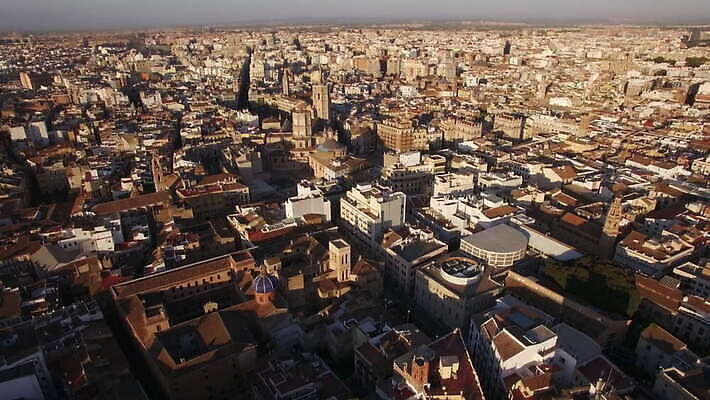 유럽 여행 건축양식 지붕 거리 주택 안테나 파노라마 사람없음 건물 도시풍경 성당 교회 도시 센터 스페인 항공촬영 드론 랜드마크 발렌시아 4K MOV 해외동영상 클립영상 건축물 건축 나라 뷰포인트 통신 종교건축 촬영기법 풍경 동영상 파일형식