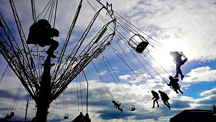 공원 실루엣 모션 하늘 휴가 사람 사람없음 파란색 빛 컬러풀 바퀴 원형 야간 큼 흥분 회전목마 빛망울 돌리기 되감기 옥토버페스트 4K HD MP4 해외동영상 슬로모션 클립영상 자연요소 도형 공공시설 감정 컬러 촬영기법 놀이기구 크기 동영상 파일형식