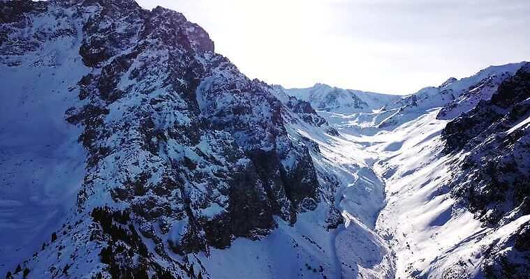 나무 계절 겨울 자연 하늘 산 사람없음 야외 파란색 세계 햇빛 골짜기 계곡 맑음 얼음 고요 추위 흰색 시골 재산 숲 위험 북극 언덕 서리 항공촬영 랜드마크 절정 카자흐스탄 4K 알마티 MP4 해외동영상 클립영상 자연요소 식물 아시아 뷰포인트 컬러 컨셉 날씨 금융 태양 극지방 생태계 동영상 파일형식