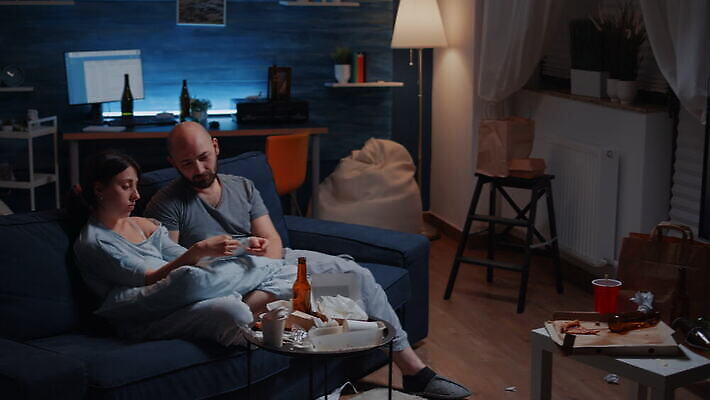 커플 종이 스트레스 아파트 금융 독서 외침 고통 분노 짜증 메시지 뉴스 실패 좌절 고독 편지 불안 알림 고민 걱정 문서 공지사항 문제 긴장 계산서 파산 대출 빚 우울증 트러블 혼자 4K MOV 해외동영상 클립영상 감정 컨셉 관계 주택 경제 소리 질병 동영상 파일형식