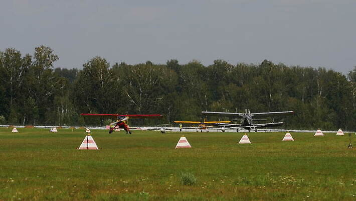 영어 스포츠 여행 날개 교통시설 하늘 비행기 항해 사람없음 야외 여름 파란색 비행 공항 항공 견인 이륙 에어쇼 곡예비행 글라이더 대패 옛날 4K MOV 해외동영상 클립영상 문자 계절 컬러 교통 배_교통 항공교통 대중교통 시설 쇼 동영상 파일형식