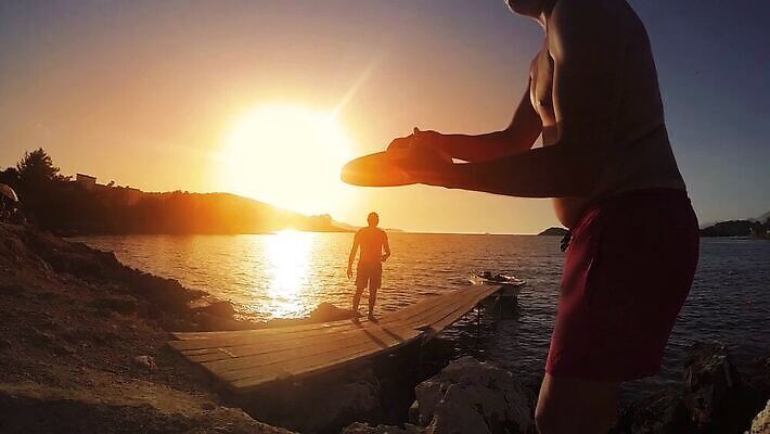 실루엣 모래 스포츠 여행 백그라운드 오렌지 자연 놀이 휴가 휴식 사람 풍경 취미 두명 아웃포커스 여름 모래사장 햇빛 태양 여행객 맑음 일몰 소프트포커스 보케 블러 MP4 해외동영상 클립영상 자연요소 계절 바다 컨셉 과일 날씨 촬영기법 노을 생태계 동영상 파일형식