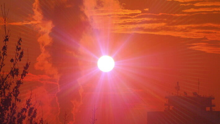 구름 실루엣 산업 공장 모션 자연 하늘 불 날씨 굴뚝 풍경 사람없음 빨간색 빛 글로벌 태양 일출 환경 힘 황혼 일몰 새벽 손상 에너지 안개 도시 시간 뜨거움 오염 분위기 연기 수증기 큼 가스 지구온난화 생태학 스모그 화학물질 4K 타임랩스 MOV 해외동영상 클립영상 자연요소 교육 컬러 컨셉 공업 촬영기법 노을 화학 크기 생태계 동영상 기후변화 파일형식