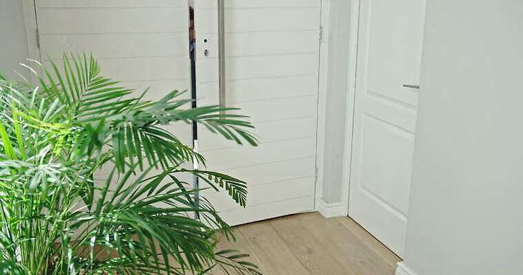 학생 남자 아들 남학생 중년 가방 배낭 가족 아프리카 출입구 주택 실내 소년 두명 캐주얼 인테리어 부모 문 걷기 복도 아빠 남아프리카 케이프타운 4K MOV 해외동영상 클립영상 디자인 잡화 옷 나라 어린이 관계 모션 사람 성인 내부 건물 동영상 남아프리카공화국 파일형식