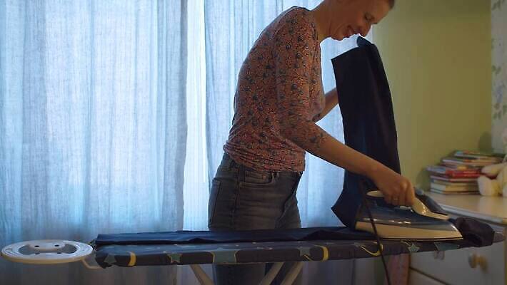 백인 라이프스타일 옷 여자 가사 바지 가정 주택 실내 관리 한명 미소 사람 정장 성인 내부 일상 방 장비 작업 뜨거움 천 철 다리미질 4K MP4 해외동영상 클립영상 서양인 1 하의 표정 건물 라이프 생활 직물 동영상 파일형식